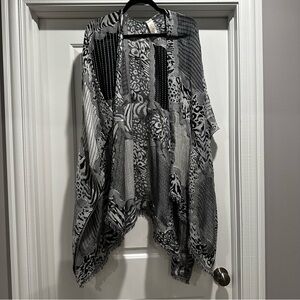 Women’s Simply Noelle One Size Kimono Style Wrap Featuring Animal Abstract Print